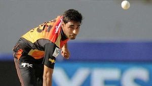 IPL: ഒരു ബാറ്റ്‌സ്മാനെതിരേ കൂടുതല്‍ ഡോട്ട് ബോള്‍- ഭുവിയാണ് കിങ്, നേരിട്ടതും ഇന്ത്യന്‍ താരം!