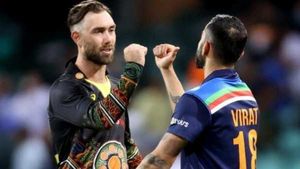 IPL 2021: കോലി അദ്ഭുതപ്പെടുത്തുന്ന താരം, എല്ലാം പഠിച്ചെടുക്കണമെന്ന് മാക്‌സ്വെല്‍