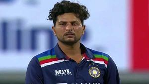 IND vs ENG: വിനയ് കുമാര്‍ 'തടിയൂരി', നാണക്കേടിന്റെ റെക്കോര്‍ഡ് ഇനി കുല്‍ദീപിന്!
