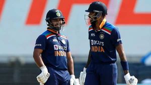 IND vs ENG: പട നയിച്ച് പന്ത്, കൂട്ടിന് ഹാര്‍ദിക്കും ധവാനും- ഇംഗ്ലണ്ടിന് 330 റണ്‍സ് വിജയലക്ഷ്യം