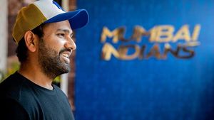 IPL 2021: സൂപ്പര്‍ താരങ്ങള്‍ ടീമിനൊപ്പം ചേര്‍ന്നു, രോഹിതിനെ വരവേറ്റ് മുംബൈ, കോലി വൈകും