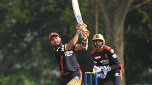 IPL 2021: 49 ബോളില്‍ 104! ആര്‍സിബിയുടെ തുറുപ്പുചീട്ടായി രജത് പതിധാര്‍- മാക്‌സ്വെല്ലും മിന്നി