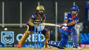 IPL 2021: ഇരിയെടാ അവിടെ; കളിക്കിടെ ധവാനെ 'മുട്ടില്‍ ഇരുത്തിപ്പിച്ച്' ദിനേശ് കാര്‍ത്തിക്