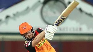 IPL 2021: വിക്കറ്റ് 'ദാനം ചെയ്ത്' ബെയര്‍‌സ്റ്റോ, നാലില്‍ മൂന്നും എസ്ആര്‍എച്ചുകാര്‍!