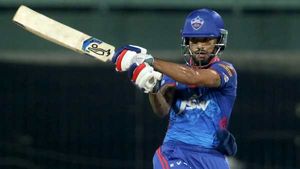 IPL 2021: റെയ്‌നയെ വീഴ്ത്തി ഗബ്ബാറിന്റെ കുതിപ്പ്, ഇനി രണ്ടാമന്‍- മുന്നില്‍ കോലി മാത്രം!