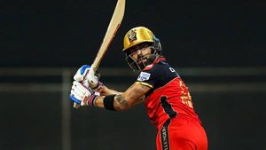 IPL 2021: 'ഈ അര്‍ധ സെഞ്ച്വറി എന്റെ മകള്‍ക്ക്', കോലിയുടെ ആഘോഷ വീഡിയോ വൈറല്‍