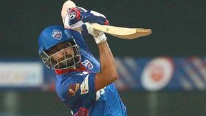 IPL 2021: 4,4,4,4,4,4! പിന്നാലെ 18 ബോളില്‍ 50*- കെകെആറിനെ കരയിച്ച് പൃഥ്വി 'ഷോ'