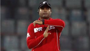 IPL 2021: കോവിഡ് ഭീതി അംപയര്‍മാരിലേക്കും, നിധിന്‍ മേനോനും പോള്‍ റൈഫലും നാട്ടിലേക്ക് മടങ്ങി
