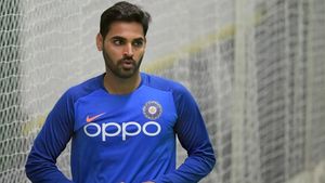 ഭുവിക്ക് ഇംഗ്ലണ്ടില്‍ മികച്ച റെക്കോഡ്, എന്നിട്ടും ടീമിലില്ല, താരത്തിന്റെ വഴിയടച്ച അഞ്ച് കാരണങ്ങള്‍