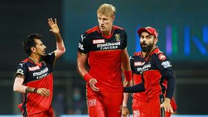 IPL 2021: മൂന്നാം നമ്പറില്‍ ആര്‍സിബിക്ക് സ്ഥിരം താരം വേണം, ഈ മൂന്ന് പേരില്‍ ഒരാള്‍ വരണം