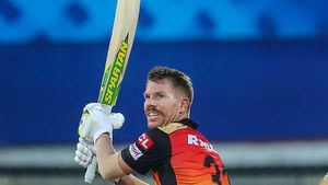 IPL 2021: ഒരു സീസണില്‍ കൂടുതല്‍ തവണ ടോപ്‌സ്‌കോററായ ക്യാപ്റ്റന്‍- വാര്‍ണറോളം വരില്ല ആരും!