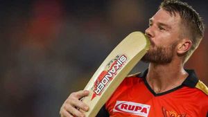 IPL 2021: വാര്‍ണറെ പുറത്താക്കിയത് എസ്ആര്‍എച്ചിന്റെ ഏറ്റവും വലിയ വിഡ്ഢിത്തം! ഇതാ കാരണങ്ങള്‍