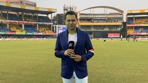 INDvSL: സഞ്ജുവോ ഇഷാനോ, ആര് വേണം വിക്കറ്റ് കീപ്പറായി? ആകാശ് ചോപ്ര പറയുന്നു