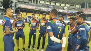 ക്ലാസെടുത്ത് ധവാന്‍, വട്ടം കൂടി ശ്രീലങ്കന്‍ താരങ്ങള്‍, എന്താണ് ഇന്ത്യന്‍ നായകന്‍ ഉപദേശിച്ചത്?