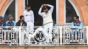 INDvENG: നൃത്തത്തിലല്ല, ബാറ്റിങില്‍ ശ്രദ്ധിക്കൂ! നിങ്ങളെക്കൊണ്ട് ഇനി ഇതേ കഴിയൂ- കോലിക്കു ട്രോള്‍