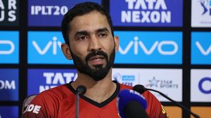 T20 World Cup: ഇന്ത്യ ജയിച്ചാല്‍ നിര്‍ണ്ണായകമാവുന്ന താരമാര്? യുവ സ്പിന്നറെ തിരഞ്ഞെടുത്ത് കാര്‍ത്തിക്