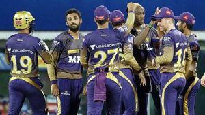 IPL 2021: ഏഴില്‍ അഞ്ചും ജയിക്കണം! കച്ചമുറുക്കി കെകെആര്‍ യുഎഇയിലേക്കു തിരിച്ചു