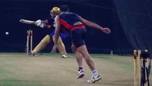 IPL 2021: മാക്‌സ്വെല്‍ ക്ലീന്‍ ബൗള്‍ഡ്! ആര്‍സിബിയുടെ സൂപ്പര്‍ ഓവര്‍ ട്രയല്‍ ടൈയില്‍ കലാശിച്ചു