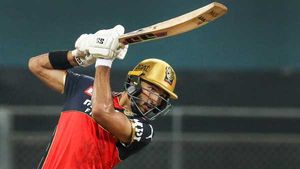 IPL 2021: ആര്‍സിബിയുടെ ഹീറോ ഇനി എബിഡി മാത്രമല്ല, ദേവ്ദത്തും! വമ്പന്‍ നേട്ടത്തിനൊപ്പം
