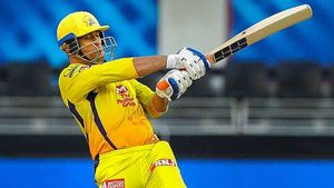 IPL 2021: ഇതു താന്‍ടാ തല സ്റ്റൈല്‍! വമ്പന്‍ സിക്‌സര്‍, വിന്റേജ് ധോണി റിട്ടേണ്‍സ്