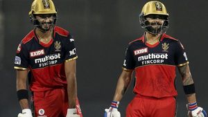 IPL 2021: തോല്‍വിയും നേട്ടമുണ്ടാക്കി കോലി-ദേവ്ദത്ത് കൂട്ടുകെട്ട്, എല്ലാ റെക്കോഡുകളും ഇതാ