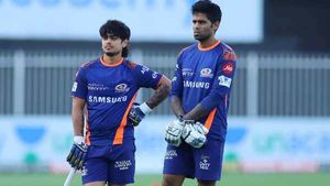 IPL 2021: നിങ്ങള്‍ അതു മറന്നേക്കൂ, ഫോം വീണ്ടെടുക്കാന്‍ സൂര്യക്കും ഇഷാനും വഴി ഉപദേശിച്ച് ലാറ