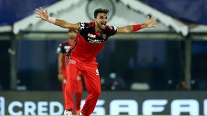IPL 2021: 'വാഴ്ത്തപ്പെടാത്ത ഹീറോ', വിക്കറ്റ് വേട്ടയില്‍ ഹര്‍ഷലിന് ചരിത്ര റെക്കോഡ്, ഇനി ബ്രാവോയോടൊപ്പം