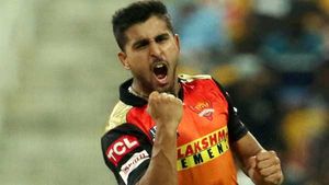 IPL 2021: 153 കിമി വേഗം! സീസണിലെ അതിവേഗക്കാരനായി ഉമ്രാന്‍ മാലിക്ക്, കന്നി വിക്കറ്റും