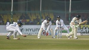 IND vs NZ: ഇന്ത്യയുടെ സ്പിന്‍ കെണി 'ഏറ്റില്ല', കരുത്തോടെ ന്യൂസീലന്‍ഡ് മുന്നോട്ട്, മികച്ച നിലയില്‍