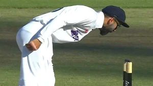 IND vs SA: എല്‍ബിഡബ്ല്യു നടക്കില്ല, ക്യാച്ചോ ബൗള്‍ഡോ മാത്രം!- സ്റ്റംപ് മൈക്കിലൂടെ ആഞ്ഞടിച്ച് കോലി