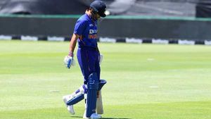 IND vs SA: ഇത്ര മോശം ഷോട്ട് മുമ്പ് കണ്ടിട്ടില്ല, 100 റണ്‍സിനു സെഞ്ച്വറി നഷ്ടം!- പ്രതികരിച്ച് ഫാന്‍സ്