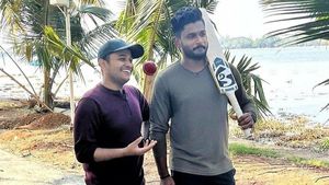 സിനിമയിലെ 'മിന്നലും' ക്രിക്കറ്റിലെ 'മിന്നലും' ഒന്നിച്ച്, ആരാധക മനം കീഴടക്കി സഞ്ജുവും ബേസിലും