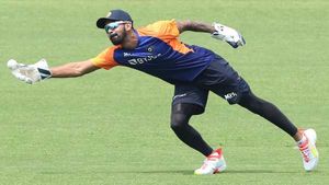 IND vs SA: റിഷഭിനു പകരം ടെസ്റ്റില്‍ രാഹുല്‍ വിക്കറ്റ് കീപ്പര്‍!, അത് അസാധ്യമെന്നു ഗംഭീര്‍