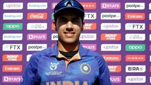 U19 World cup: ധവാന്റെ റെക്കോര്‍ഡ് തിരുത്തിയ രാജ് ബാവ ആരാണ്? യുവിയുമായി ബന്ധം!