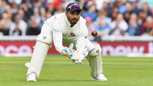 IND vs SA:'ധോണിയെ വിടാതെ റിഷഭ്', കാത്തിരിക്കുന്നത് വമ്പന്‍ നേട്ടം, എലൈറ്റ് ക്ലബ്ബിലേക്ക്