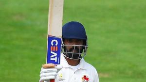 Ranji trophy 2022: എഴുതിത്തള്ളിയവര്‍ക്കു രഹാനെയുടെ മറുപടി, തകര്‍പ്പന്‍ സെഞ്ച്വറി