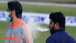BPL 2022: 'അധോലോക നായകനാണോ?', ഗ്രൗണ്ടില്‍ നിന്ന് സിഗരറ്റ് വലിച്ച് ഷഹ്‌സാദ്, വിമര്‍ശനം ശക്തം