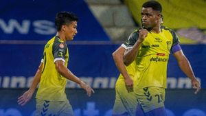 ISL: ബ്ലാസ്റ്റേഴ്‌സ് പൊരുതി വീണു, രണ്ടടിച്ച് ജയിച്ച് ഹൈദരാബാദ് എഫ്‌സി, തലപ്പത്ത്