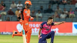 IPL 2022: തട്ടിക്കളിച്ചത് 9 പന്ത്, വീണ്ടും ഡക്കായി പൂരാന്‍, നാണക്കേടിന്റെ ആ റെക്കോര്‍ഡും സ്വന്തം