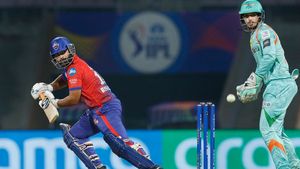 IPL 2022: ഐപിഎല്ലില്‍ ടെസ്റ്റ് കളിക്കുന്നു, സഞ്ജുവിനെ ഇന്ത്യന്‍ ടീമിലെടുക്കണം, പന്തിന് ട്രോള്‍