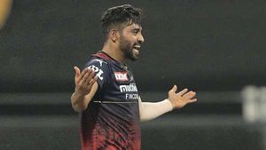IPL 2022: സിറാജിനോടു കളിക്കല്ലേ, സിക്‌സിനു മൂന്നു ബോളിനക്കം കണക്കുതീര്‍ത്തു!