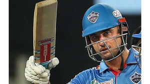 IPL 2022: ഇതു നിനക്ക്- കാമുകിക്ക് സ്‌റ്റോയ്‌നിസിന്റെ സിക്‌സര്‍ സമ്മാനം, ആദ്യ ബോളില്‍ത്തന്നെ!