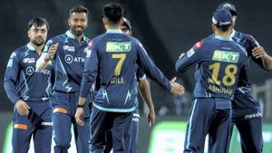 IPL 2022: ആര്‍സിബിയെപ്പോലെ 'ലോട്ടറി' നേടി വന്നവരല്ല ജിടി!- പുകഴ്ത്തി വീരു