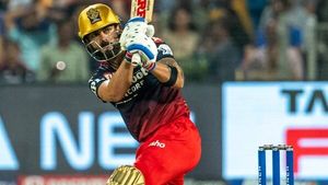 IPL 2022: കിംഗ് ഓഫ് ഓള്‍ സീസണ്‍, കോലി ഇനി ഞെട്ടിക്കുമെന്ന് ആരാധകര്‍, 73ന് കൈയ്യടി