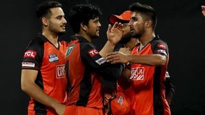 IPL 2022: ലാസ്റ്റ് ഓവര്‍ ത്രില്ലറില്‍ മുംബൈ വീണു, പ്ലേ ഓഫ് പ്രതീക്ഷ നിലനിര്‍ത്തി എസ്ആര്‍എച്ച്