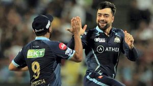IPL 2022: കളംവാണ് ബൗളര്‍മാര്‍, നാണംകെട്ട് ലഖ്‌നൗ- ഗുജറാത്ത് പ്ലേഓഫില്‍