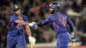 IND vs SA T20: 'ഹിറ്റ്മാന്‍ മാറി നില്‍ക്കൂ', ഡികെ വേറെ ലെവല്‍, രോഹിത്തിന്റെ രണ്ട് റെക്കോഡ് പഴങ്കഥ