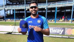 IND vs WI: അവന്‍ ടൂറിസ്റ്റാണോ? ദ്രാവിഡിന്റേത് മോശം തീരുമാനം- പ്രതികരിച്ച് സോഷ്യല്‍ മീഡിയ