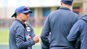 IND vs ENG: 'ഒന്നിനും കൊള്ളാത്ത കോച്ച്', ദ്രാവിഡ് മാറി ശാസ്ത്രിയോ, കേസ്റ്റണോ തിരികെ വരണം!