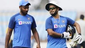 IND vs ENG: പന്ത് യൂസ്‌ലെസ്! പകുതി അവസരം സഞ്ജുവിന് നല്‍കൂ- ആഞ്ഞടിച്ച് സോഷ്യല്‍ മീഡിയ